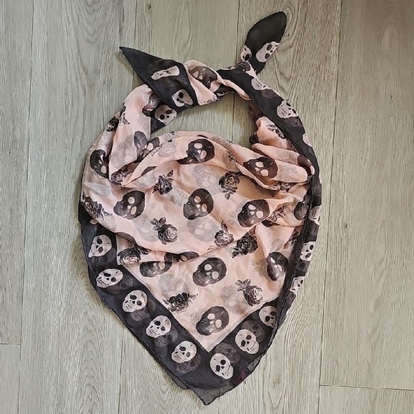 Miss Selfridge Skulls & Roses Grey & Pink Sheer Scarf 40x40" - Picture 1 of 7